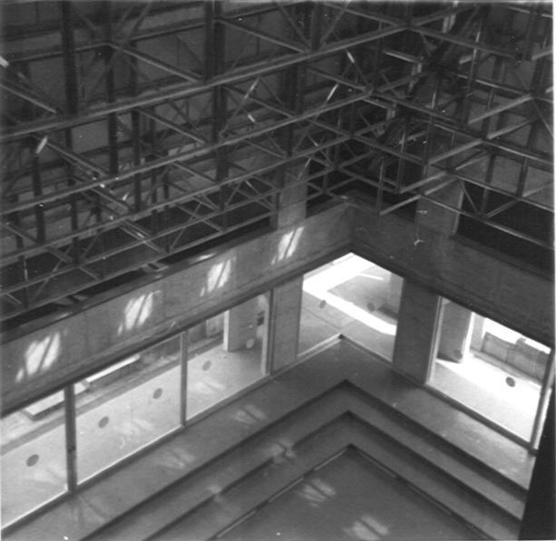 Aula magna: vista interna dall'alto (angolo vetrate)
