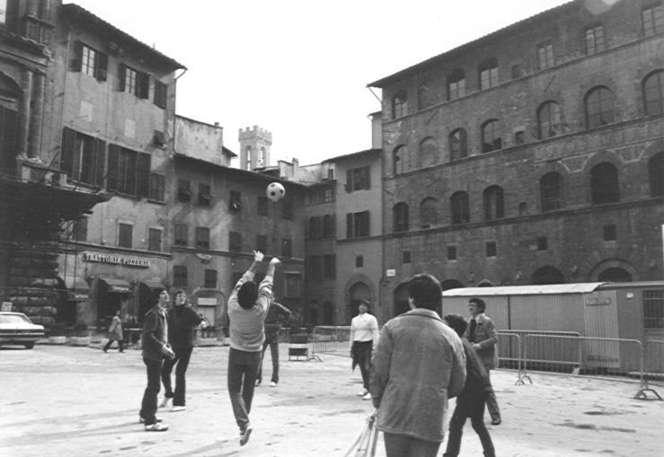 Piazza della Signoria: si gioca a pallavolo