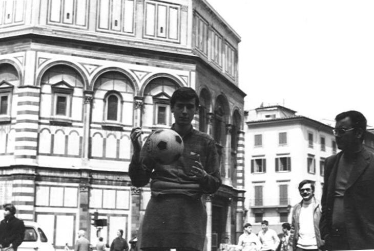 Piazza Duomo: Pinna palleggia