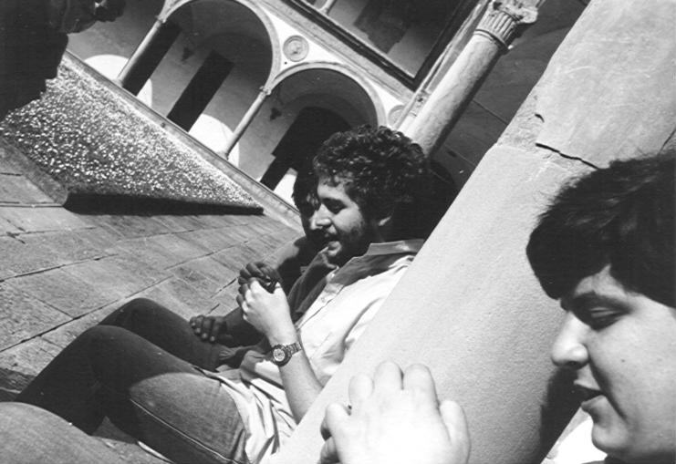 S.Croce: gruppo seduto nel chiostro